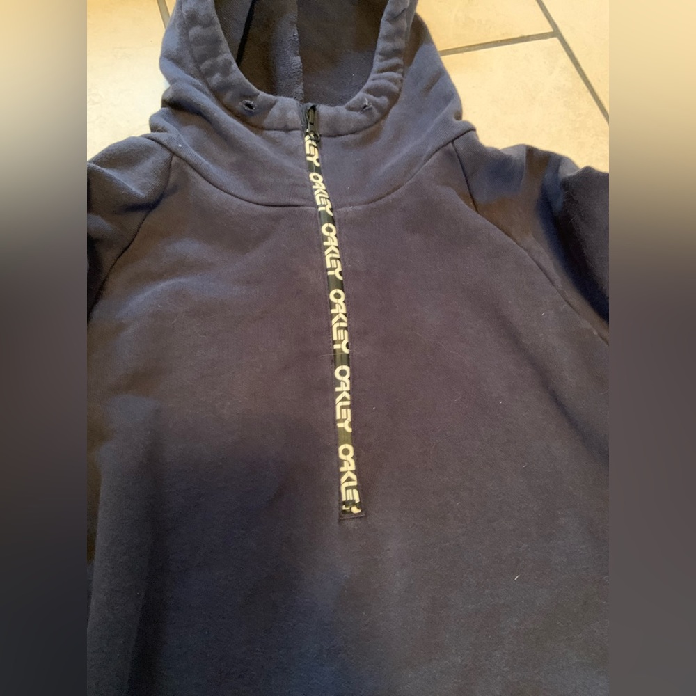 Mens Oakley half zip hoodie, size L, navy blue color